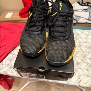 Puma Men's Black and Yellow Sneakers